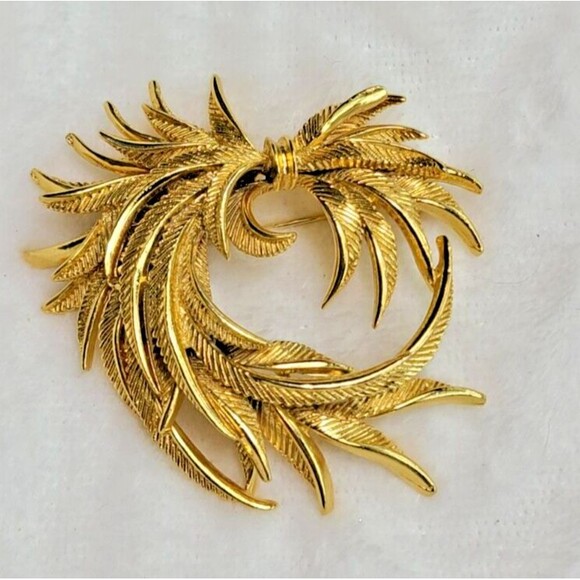 Vintage Sphinx "A38" Feather Brooch – Gold Tone, Elegant Design - Picture 2 of 6